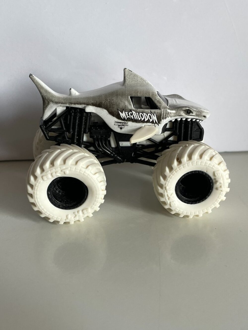 *♪ Monster Jam Truck Megalodon - Max Contrast Series - Scale 1:64 *♪